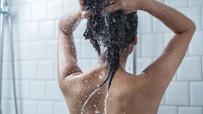 Niemals eiskalt duschen, wenn es draußen heiß ist. Das hat nämlich einen gegenteiligen Effekt: Durch die Kälte des Wassers, wird dem Körper signalisiert, dass er Wärme produzieren muss. Ideal wäre eine Dusche mit lauwarmen Wasser – das öffnet die Poren und hilft dem Körper Wärme abzugeben.