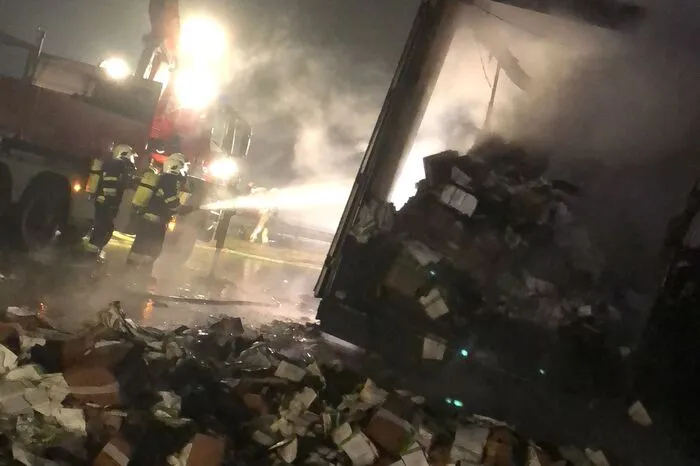 Der Anhänger war voll beladen mit Zeitungsbroschüren und geriet aus ungeklärter Ursache in Brand, der Lenker konnte die Zugmaschine noch rechtzeitig abhängen und in Sicherheit bringen. 