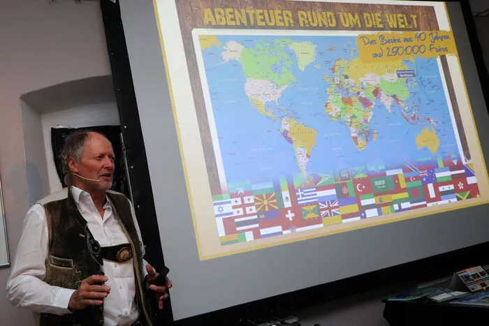 Der damals 20-Jährige trat seine erste große Reise an. Sie führte ihn nach Australien, Neuseeland, Indien und Nepal – mehr als 20.000 Kilometer per Autostopp.