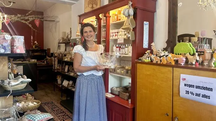 Eine Frau steht in einem Geschenkeladen