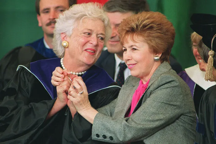 Barbara Bush 1990 an der Seite von Raisa Gorbatschow, der Frau des damaligen UDSSR-Präsidenten Michail Gorbatschow.