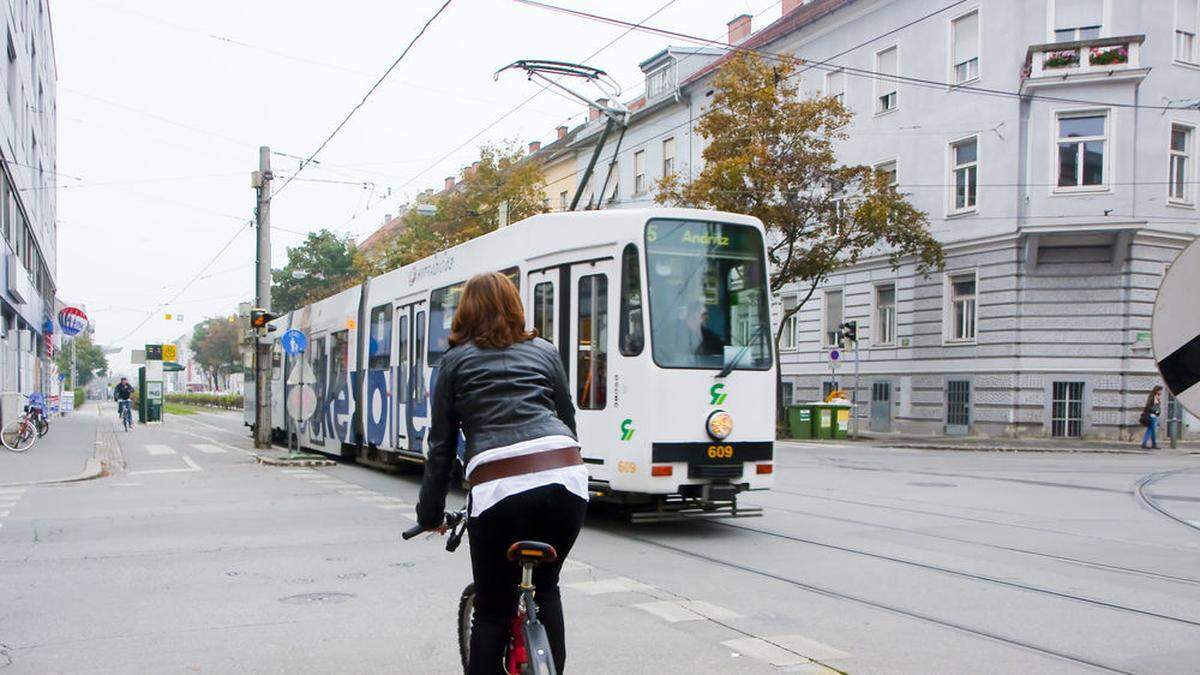 Nichts geht derzeit für Bim, Autos und Radfahrer im Kreuzungsbereich Conrad-von-Hötzendorf-Straße/Steyrergasse