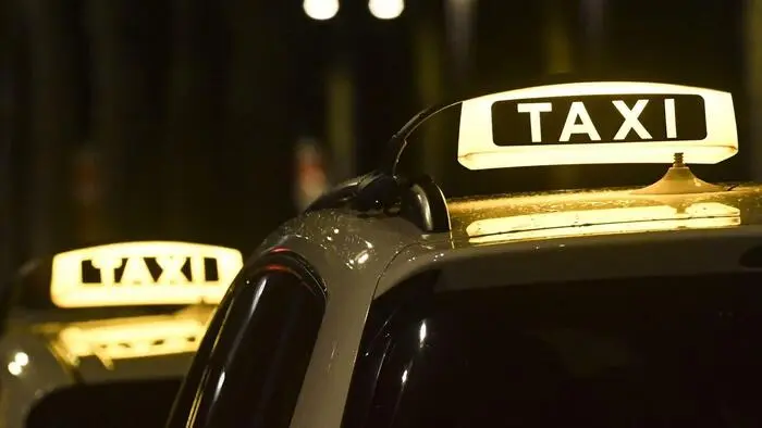 Ein Foto von Taxis in der Nacht
