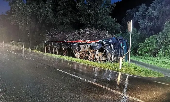 Umgekippter Sattelzug auf der Lavamünder Straße