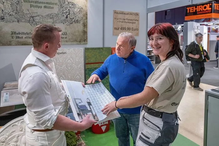 Philipp, der bereits vier Meister-Titel in der Tasche hat und Hannah, die "am Weg zu ihrem ersten Meister-Titel" ist, sind als Vertreter des steirischen Handwerks auf der Messe und gerade im Gespräch mit Ewald Matthias Tauber.
