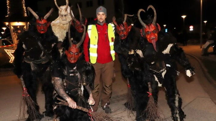 Seit Jahren wird der Perchtenlauf in Feldkirchen von Raphael Adler (Bild Mitte) organisiert