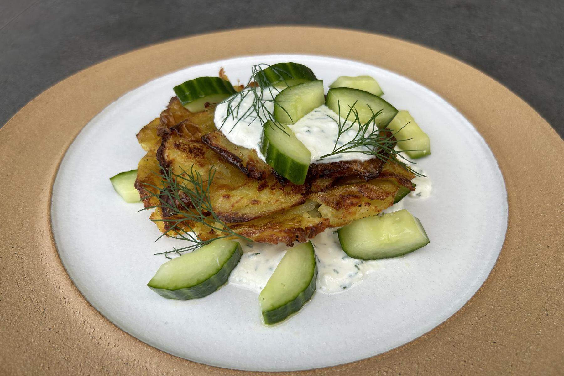 Tolle Rezepte für wenig Geld: Gequetschte Erdäpfel | Gurke | Schafkäse