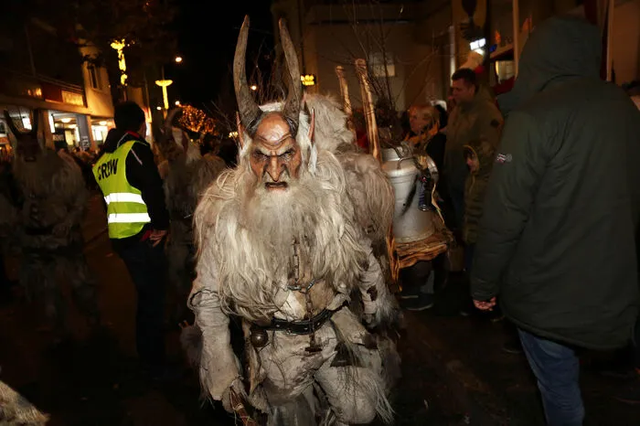 Schauriges und schönes Treiben mit Perchtengruppen aus ganz Österreich, Krampuslauf durch Villach