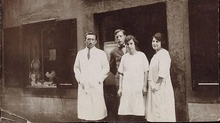 Vor hundert Jahren gründete Alfons Loacker (links im Bild) seine gleichnamige Konditorei in Bozen, Südtirol