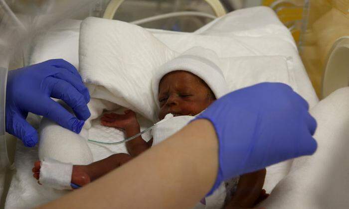 Eines der Neunlinge zwei Wochen nach der Geburt in Marokko