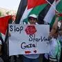 Kind im Gazastreifen hält ein „Stop Starving Gaza“-Plakat | Die Verzweiflung im Gazastreifen ist groß