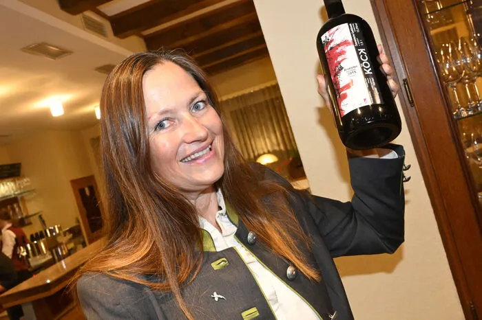 Winzerin Christiane Köck vom Weingut Köck in Feldkirchen mit einem Roesler Barrique 2015.