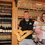 Thomas und Barbara Wild mit Tochter Theresa im neuen Hofladen
