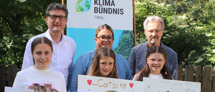 Andrä Stigger (Geschäftsführer Klimabündnis Tirol), Andrea Kraler (Lehrerin), Georg Hofmann (Bürgermeister Heinfels). Vorne: Andrea Stojanova (2. Platz), Mia Goller (1. Platz), Klara Aßmayer (3. Platz).