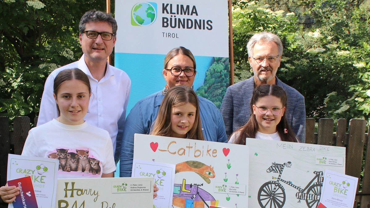 Andrä Stigger (Geschäftsführer Klimabündnis Tirol), Andrea Kraler (Lehrerin), Georg Hofmann (Bürgermeister Heinfels). Vorne: Andrea Stojanova (2. Platz), Mia Goller (1. Platz), Klara Aßmayer (3. Platz).