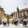 Flashmob, Schwimmen, Karmeliterplatz, Springbrunnen, Baden, Wasser, Öffentlicher Raum, Brunnen, Sommer, Nass, 11.07.2015, dreifaltigkeitssäule