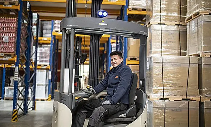 Maximilian Posratschnig fährt erst seit kurzem mit dem Hochregalstapler