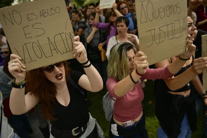 Mehr als 1,2 Millionen Menschen unterzeichneten bis zum Samstag eine Protestpetition, in der das Oberste Gericht Spaniens aufgefordert wird, die für das Urteil verantwortlichen Richter für unfähig zu erklären.