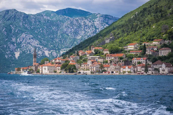 Definitiv einen Abstecher wert ist das kleine, romantische Fischerdorf Perast, das in der Bucht von Kotor liegt.