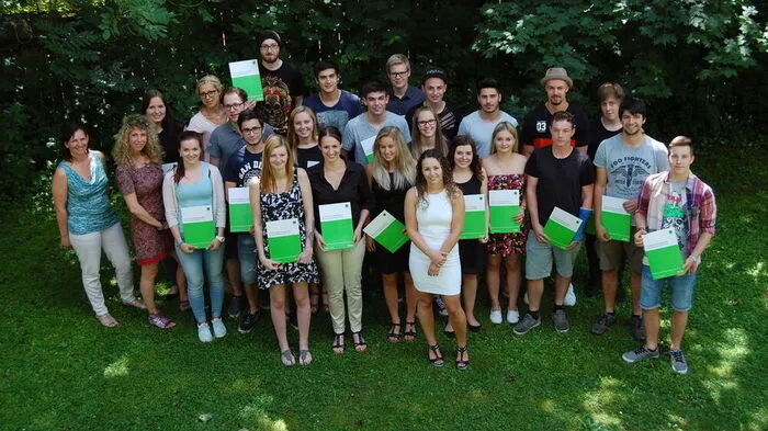 Die LEMA-Teilnehmer des Lehrgangs „Osttirol“ mit der Trainerin Bettina Webhofer (in der Mitte). Nicht alle haben es auf das Bild geschafft