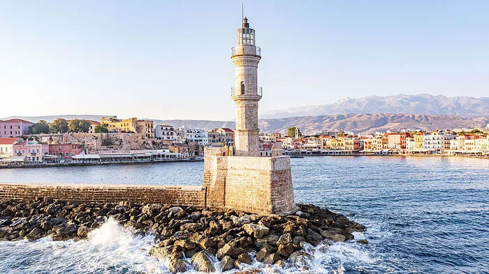 Wenn es um das Gesamtpaket ist, dann ist die größte griechische Insel Kreta einfach unschlagbar: fantastische Strände - darunter der palmengesäumte von Vai oder der rosarote von Elafonissi -, die Quarantäneinsel Spinalonga, die Zeugen der minoischen Kultur wie der Palast von Knossos gepaart mit zünftigem Nachtleben in Chania, bester Küche und Gastfreundschaft. Mehr Tipps für den Trip nach Kreta lesen Sie hier.