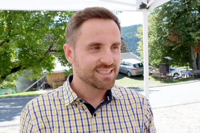 Durch das abwechslungsreiche Programm führte Tim Bodner  (Foto) von Antenne Kärnten. Übrigens: Auf 1020 Metern Seehöhe hoch über dem Görtschitztal im Festzelt gesichtet wurden unter anderem Steuerberater Walter Grojer, Komponist Adolf Pessernig, Schrotthändler Gerald Korak sowie Altbürgermeister Helmut Lassernig. Ein Video gibt es auf Facebook Kleine Zeitung St. Veit/Feldkirchen zu sehen! Klicken Sie sich durch die Fotogalerie! 