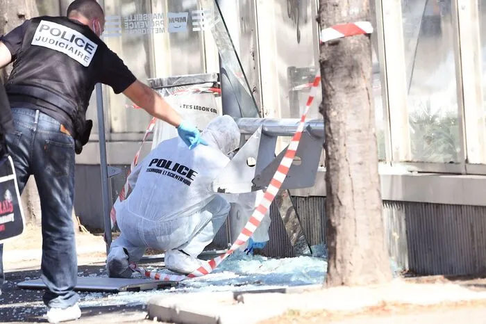 Der Fahrer sei festgenommen worden. Zunächst war unklar, ob es sich bei dem Vorfall um einen Anschlag handelte.
