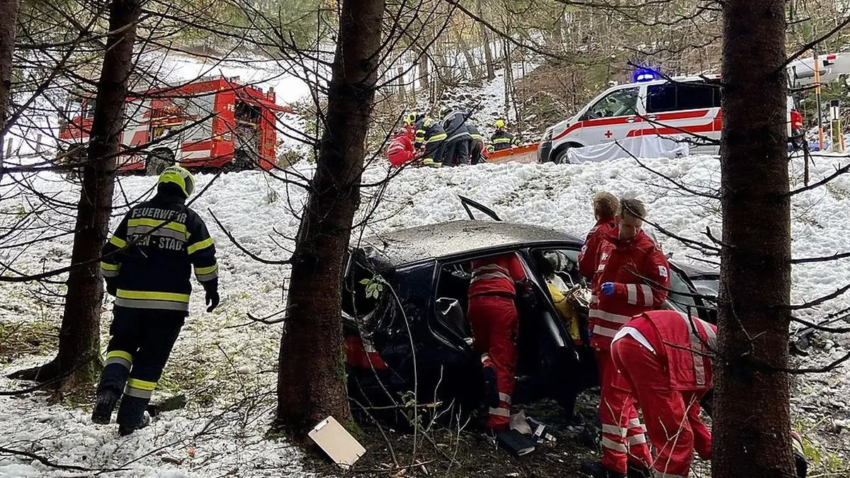 Feuerwehr holte die Verletzten aus dem Auto