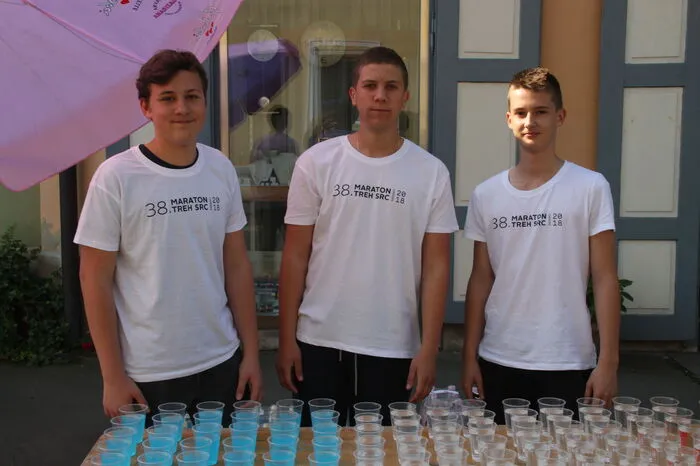 Alle 2,5 Kilometer wurden die Läufer mit Getränken und Snacks erwartet, die bei den sommerlichen Temperaturen dankend angenommen wurden. 