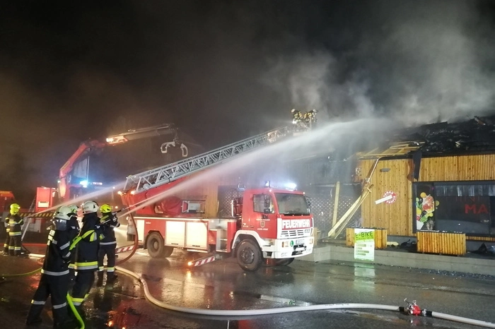 Sportgeschäft im Bereich der Talstation Riesneralm in Donnersbachwald wurde Samstagabend ein Raub der Flammen. Bis zu 14 Feuerwehren kämpften mehr als fünf Stunden gegen die Flammen.