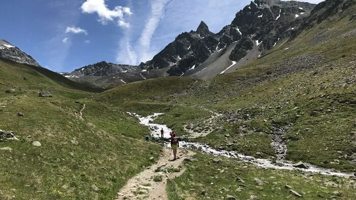 Viele assoziieren St. Moritz mit Champagner, Grand Hotels, Kaviar oder das berühmte Poloturnier. Für Wanderführerin Christina sind die Berge nur unweit dieser Luxuswelt ihre Heimat, und die will sie mit ihren Gästen teilen.