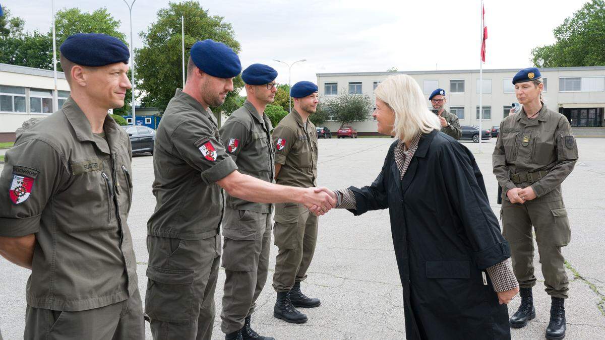 Ministerin Klaudia Tanner verabschiedete die Soldaten in der Kaserne Gratkorn