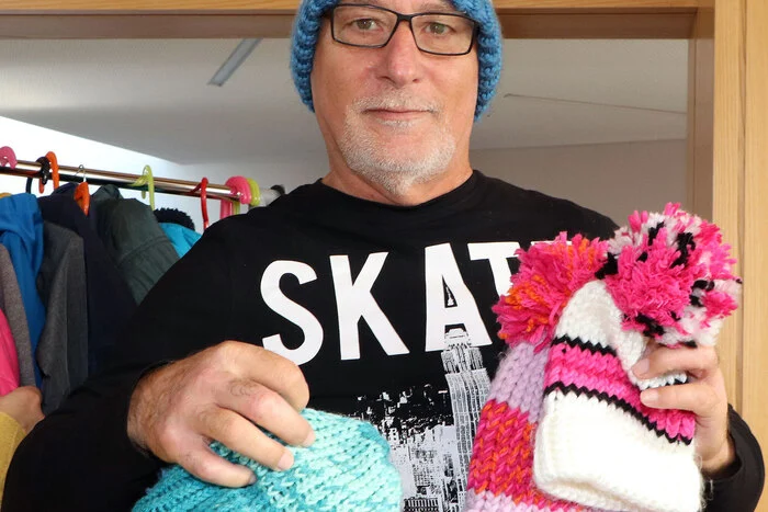 Heinz Pirker aus Launsdorf mit seinen selbstgestrickten Wintermützen.
