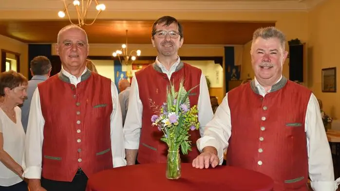 Obmann Hans Moser und Chorleiter Gerald Rießer stellten dafür ein stimmiges Programm zusammen. „Singen ist nicht nur Ausdruck von Lebensfreude, sondern auch nachweislich gesund für den Körper und Geist. Singen ist das Atmen der Seele“, erzählt Rießer.  (Im Bild v. l.  Chorleiter- Stellvertreter Reinhold Buggelsheim, Obmann Hans Moser und Chorleiter Gerald Rießer)