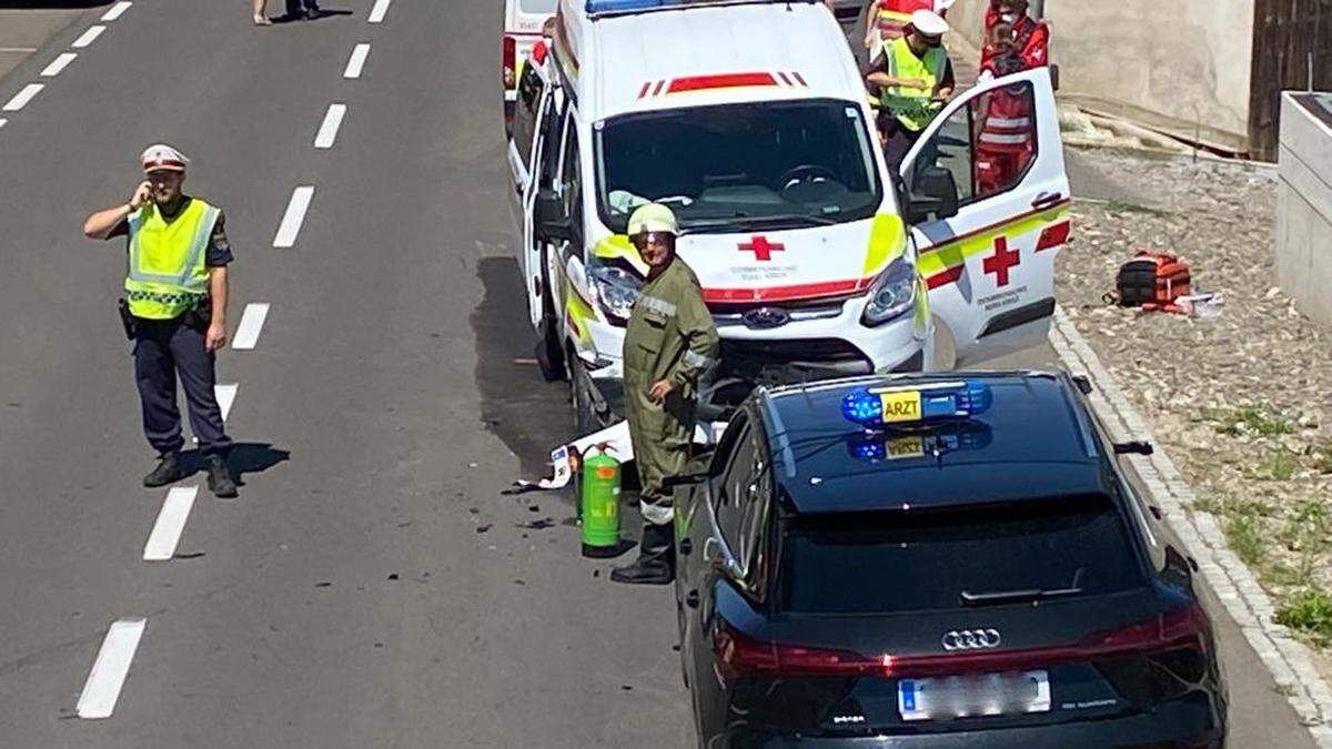 Im Rettungsfahrzeug befanden sich vier Erwachsene und ein Neugeborenes