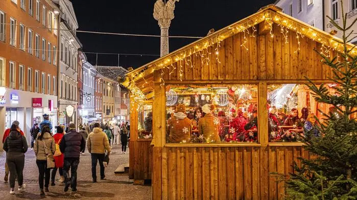 Ein Adventmarkt in einer Innenstadt