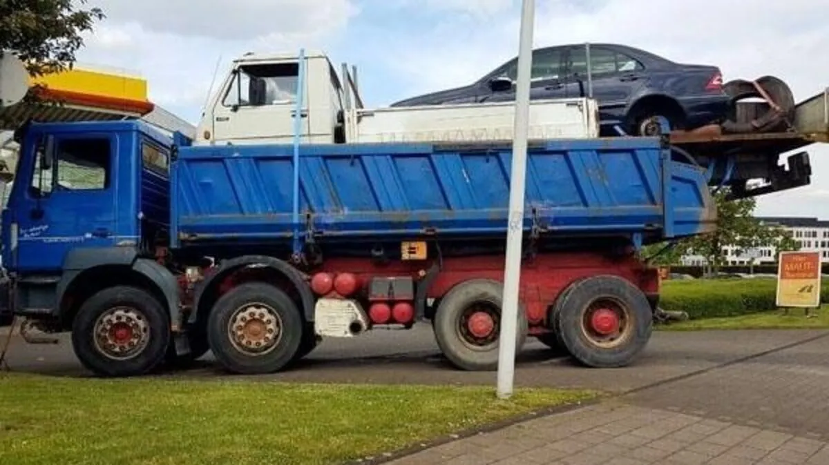 Polizei stoppte dreigeschoßigen Fahrzeugturm