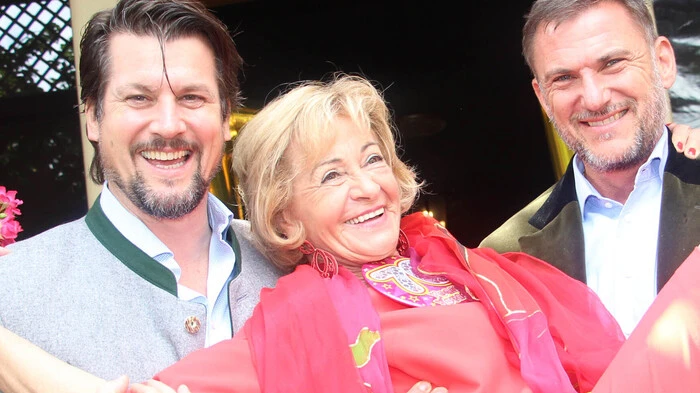 Unternehmerin Margarete Miklautz feierte in der Jury Villa - Galerie Jens August - in Gmünd ihren 70. Geburtstag mit Familie, Freunden und treuen Wegbegleitern. 130 Gäste folgten ihrer Einladung. Am Foto: Christoph Kulterer, Margarete Miklautz und Hannes Krobath