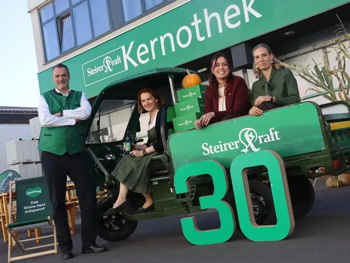 Steirerkraft-Vorstand Andreas Cretnik, Agrarlandesrätin Simone Schmiedtbauer, Geschäftsführerin der Alwera-Tochter Estyria Martina Hubmann und Elisabeth Mittelbach-Krenn, Marketingleiterin von Steirerkraft.