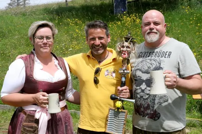 Grund des Besucheransturmes war der Almkirchtag der neuen Wirtsleute Sonja (links) und Ralf Schneider (rechts).