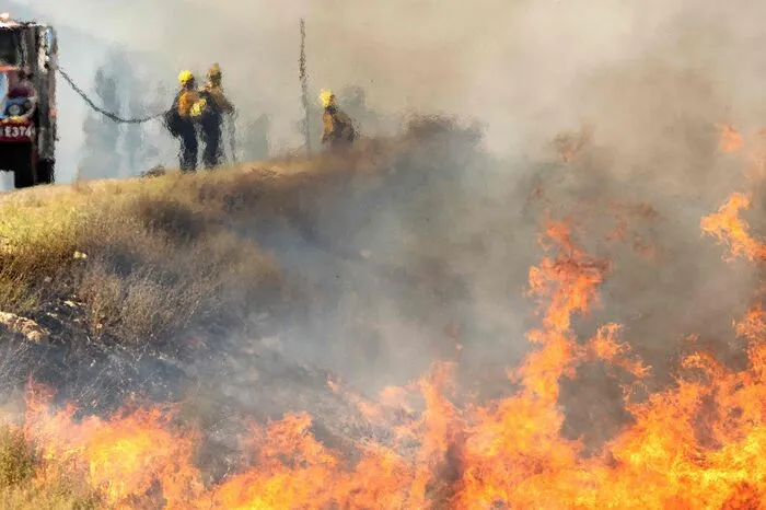 Rund 8.000 Einwohner seien aufgefordert worden, sich in Sicherheit zu bringen. Betroffen sind die Bezirke Riverside und San Bernardino östlich von Los Angeles.