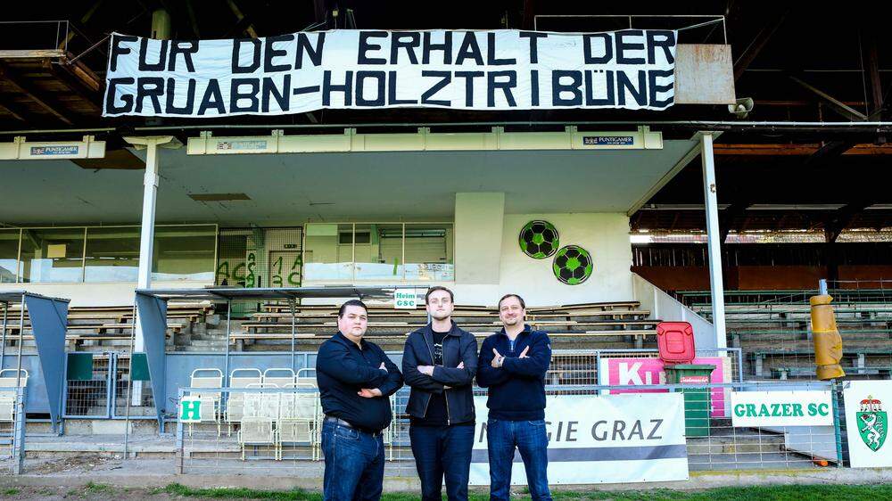 2017 haben sie die Initiative zur Rettung der Holztribüne in der Gruabn gestartet: Josef Schuster, Markus Hatzl, Benjamin Sikora