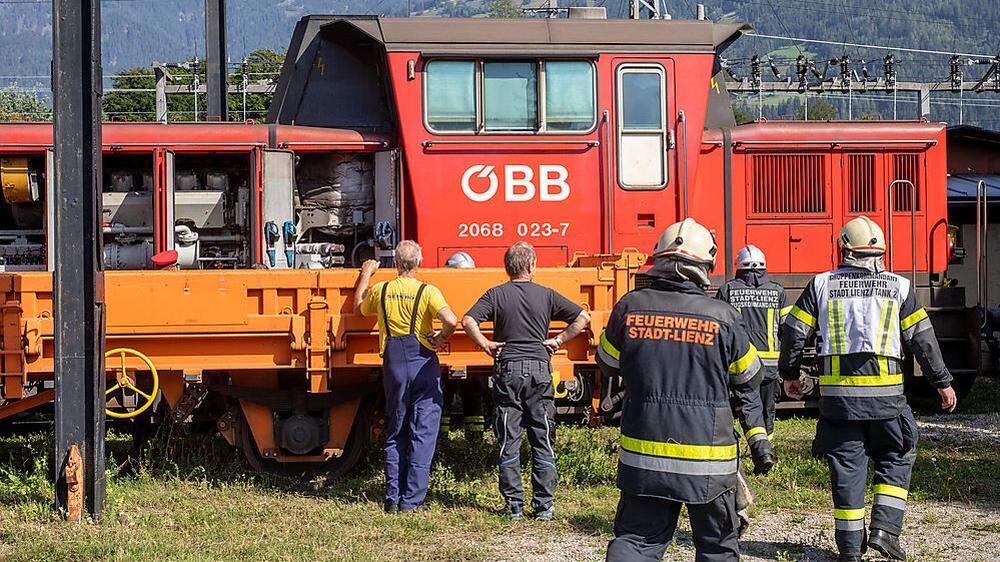 Feuerwehreinsatz am Bahnhof Lienz: Im Motorraum einer Lok war Feuer ausgebrochen
