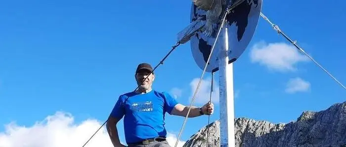 Hartmut Hedenig mit dem Gipfelkreuz, das nun nach Strassen in Osttirol kommt