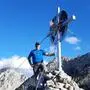 Hartmut Hedenig mit dem Gipfelkreuz, das nun nach Strassen in Osttirol kommt