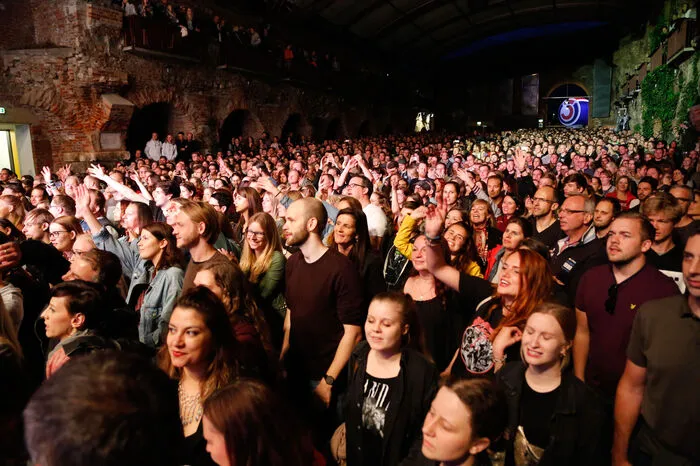Begeistert hat die Band aber auch so: 1.800 textsichere Fans rockten mit ...