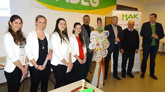 Schülerinnen bei der Präsentatin in der ADEG-Zentrale