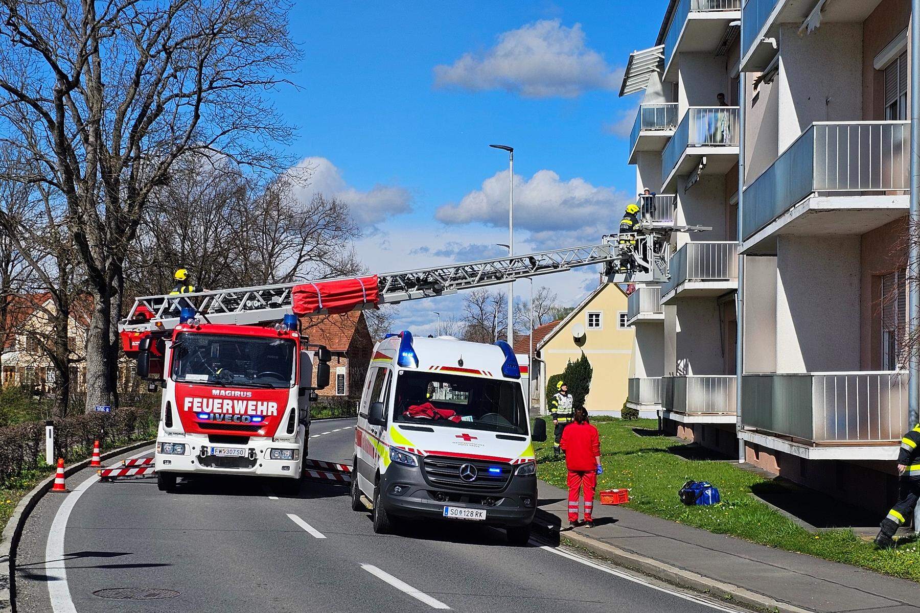 Feuerwehr Bad Radkersburg rettete Person über den Balkon 