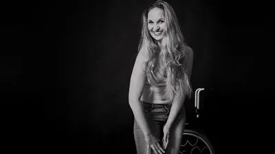 Bernadette de Roja hatte vor neun Jahren einen Unfall. Für längere Strecken braucht sie einen Rollstuhl. 