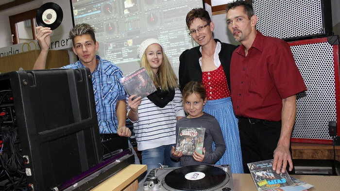 Aus einem Discoabend mit DJ Helmuth Schneeberger für die Murenopfer in Afritz wurde auf Initiative von Cornelia „Conny“ Schneeberger eine ganztägige Benefizveranstaltung mit allen Sirnitzer Vereinen. Begrüßungsworte gab es von Bürgermeisterin Annegreth Zarre aus Sirnitz und dem Vizebürgermeister Walter Steiner aus der Gemeinde Afritz sowie eine kurze Andacht von Pfarrer Reinhold Ahrer.